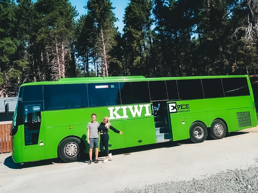 kiwi experience bus in new zealand