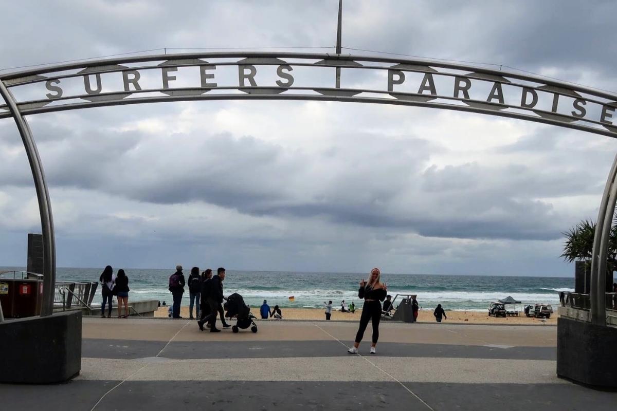 surfers paradise beach and sign 